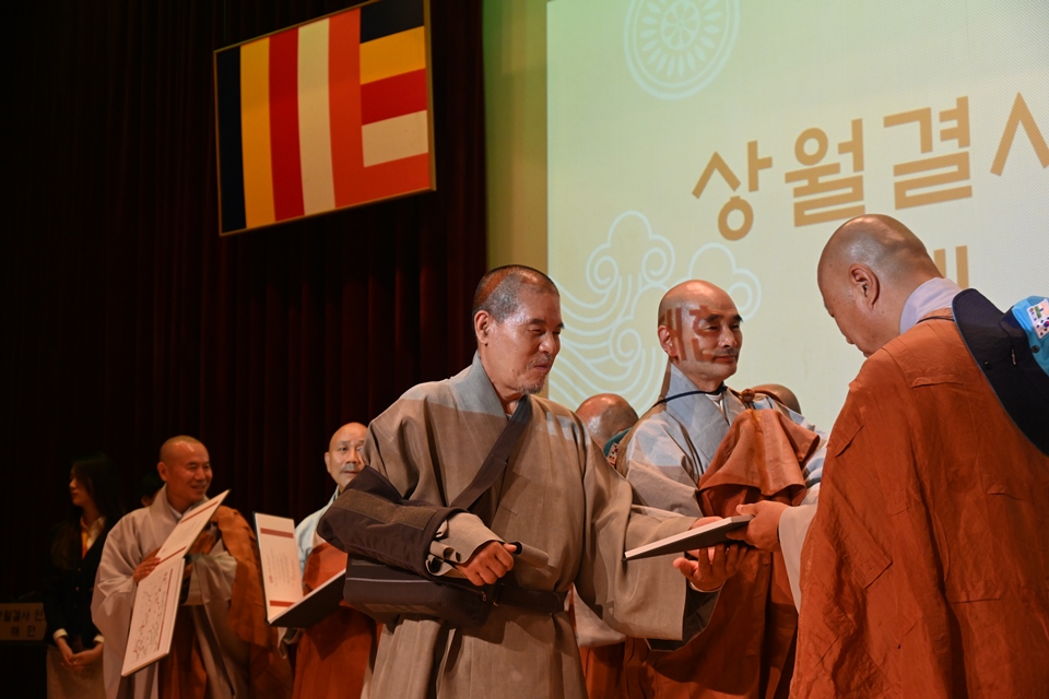 인도순례 대중 전원에게 완보증서를 전달하는 상월결사 회주 자승스님.