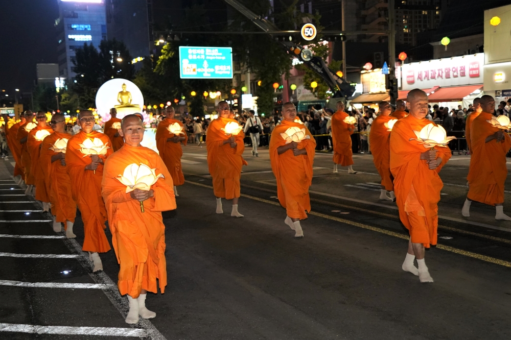 태국 스님들은 양말만 신은채 서울 종로구 일대를 행진했다.