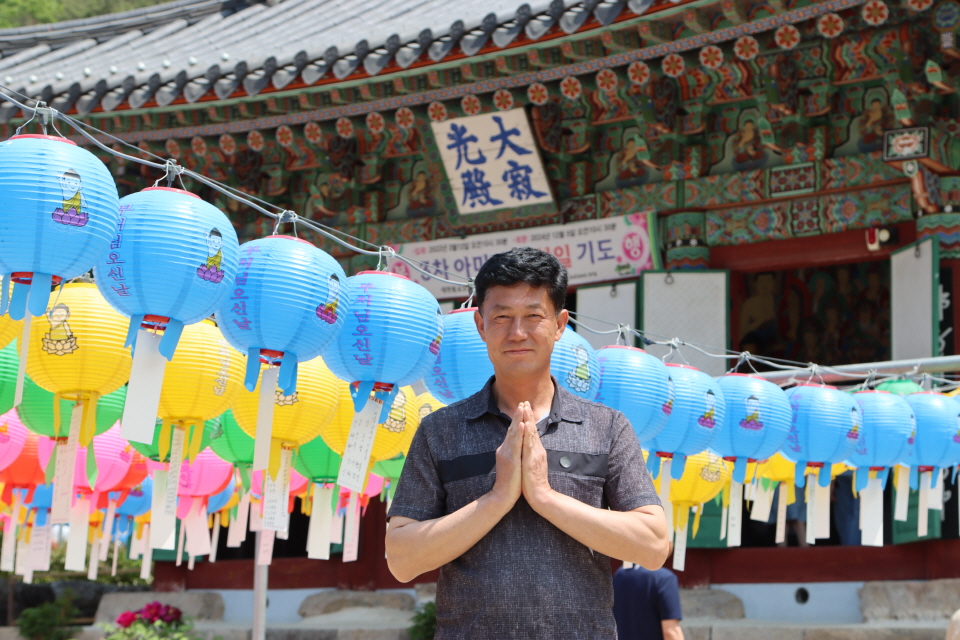 오승훈 수타사신도회장이 5월13일 홍천 수타사 대적광전 도량등 앞에서 합장 인사를 올렸다.