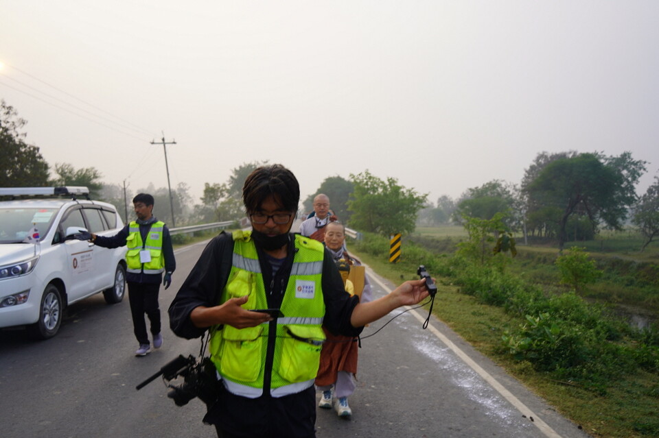 상월결사 인도순례를 동행 취재하고 있는 이규철 PD