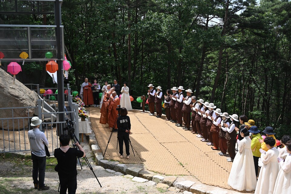 5월24일 경주 남산 열암곡 마애부처님 앞에서 봉행된 불기 2567년 봉축기도 모습. 박광호 대구경북지사장. 