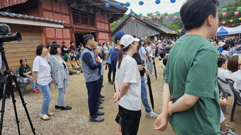 비 젖은 선운사 마당을 가득 않고 선 청중들은 웃음을 멈출 수가 없는 듯 푹 빠져있다.