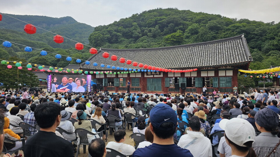 비가 그쳐 오히려 시원해진 날씨에 수많은 청중들이 선운사 마당을 가득 메운 채 김창옥 교수 특강을 듣고 잇다.