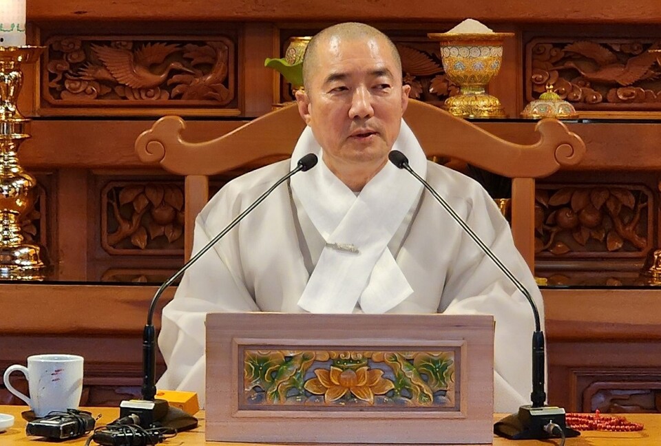 동국대 이사장 돈관스님이 '동국발전과 불교중흥'이란 주제로 특강을 하고 있다.