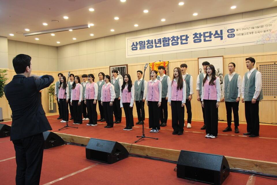 상월결사가 5월5일 창단한 상월청년합창단은 모두 대학생으로 구성돼있다. 합창단이 창단식에서 찬불가를 부르고 있다. 불교신문 자료사진