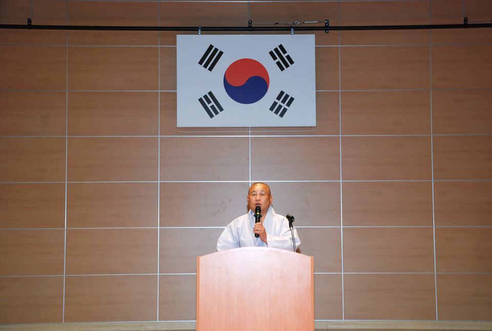 인사말을 하는 최치원문학관장 정우스님.
