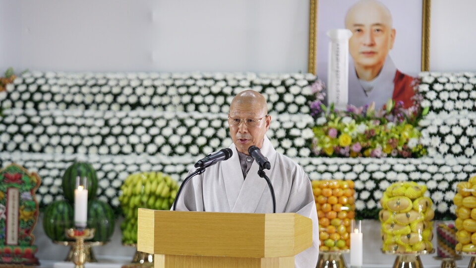 동명사 회주 지명스님이 지오스님의 행장을 소개하고 있다.