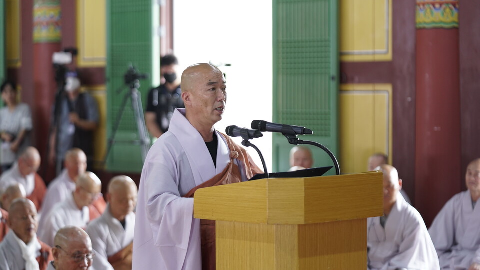 범어사 주지 보운스님이 추도사를 하고 있다.
