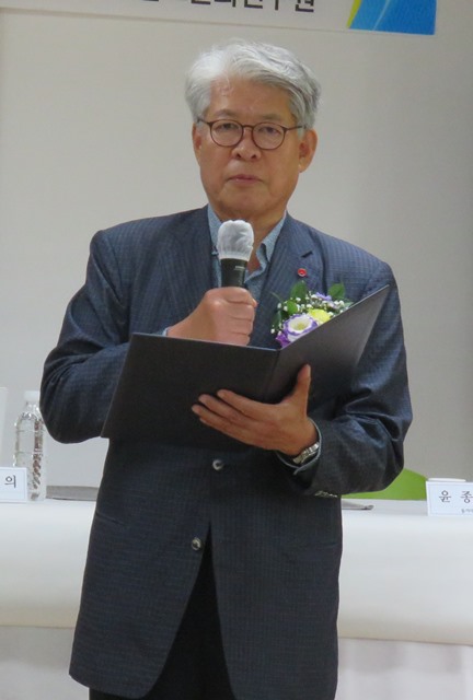 김성태 반야불교문화연구원 이사장이 축사를 하고 있다.