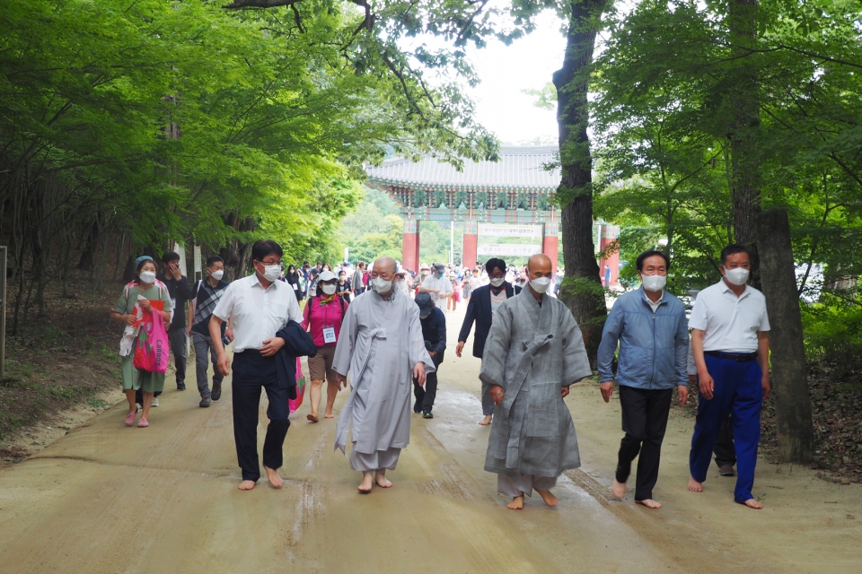 지난 2022년 행사에서 고운사 천년숲길을 걷고있는 고운사 주지 등운스님과 김수주 의성군수 등 관계자들. 불교신문 자료사진