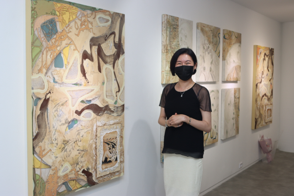 7월6일 서울 무우수갤러리에서 만나 김선용 작가는 “온고지신의 작품을 통해 많은 이들에게 편안함을 선사할 것”이라고 포부를 밝혔다. 기침감기로 인해 부득이하게 마스크를 써야 했다.