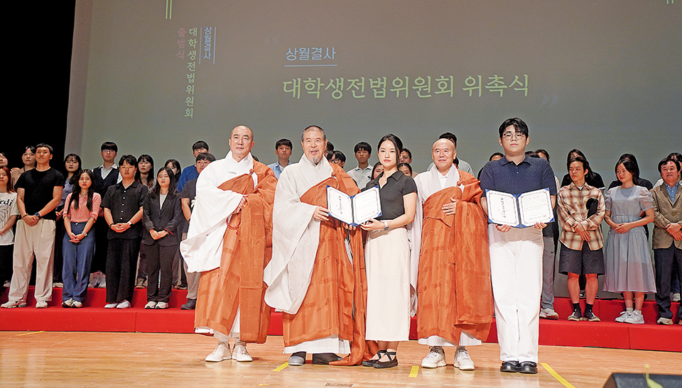 상월결사 회주 자승스님이 7월6일 대학생 전법위원들에게 직접 위촉장을 수여했다.