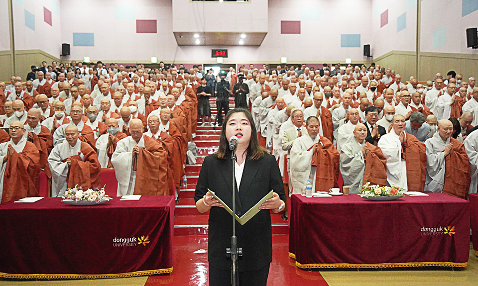 유정현 대불련 중앙회장이 사부대중을 대표해 발원문을 낭독하고 있다.