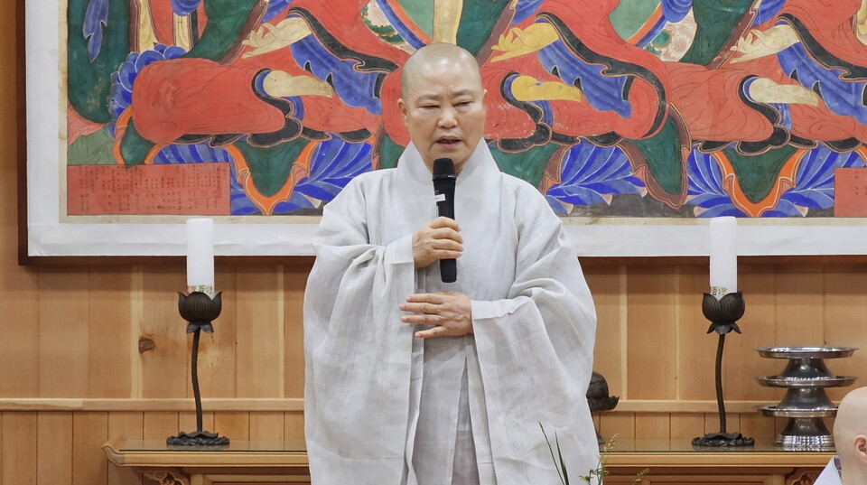 전국비구니회 회장 본각스님이 인사말을 하고 있다.