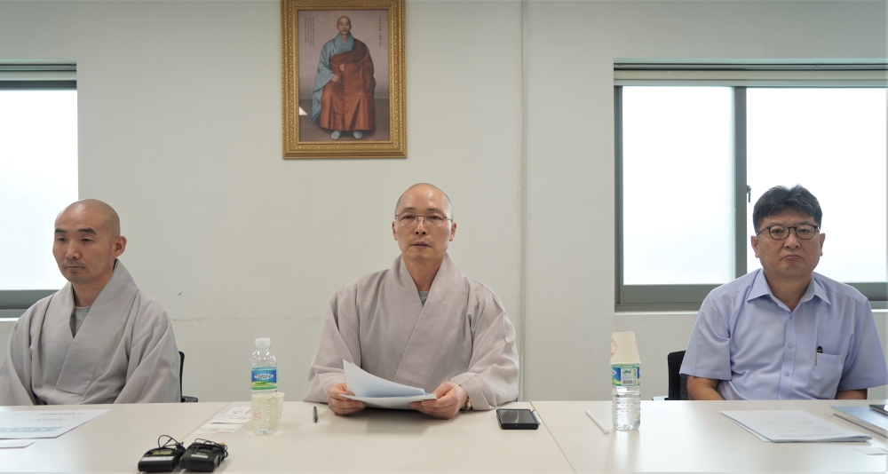 이날 기자간담회에는 불광사 종무원들이 함께했다. 사진 왼쪽부터 불광사 지도법사 구담스님, 주지 동명스님, 김상기 종무실장.