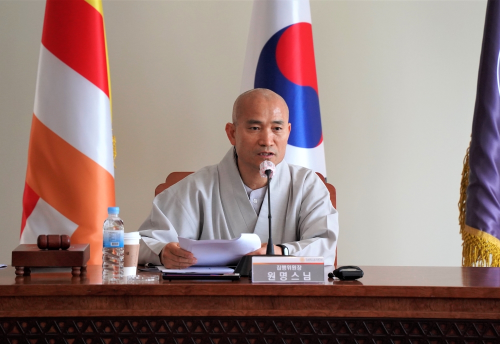 대학생전법위 집행위원장 원명스님이 연석회의를 진행하고 있다.