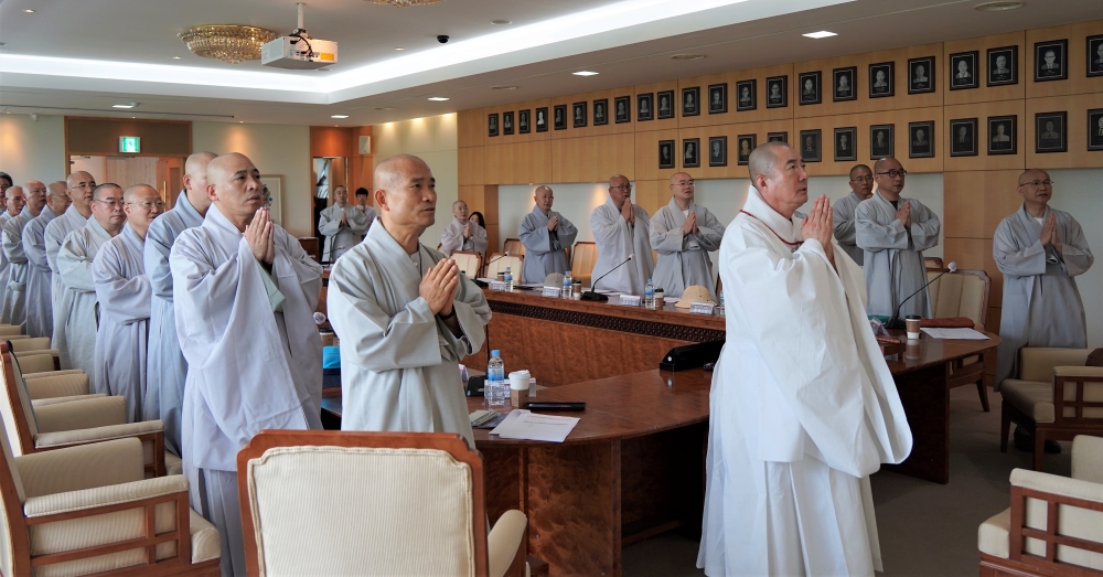 연석회의 전 삼귀의 등 의례를 거행하는 대중들.