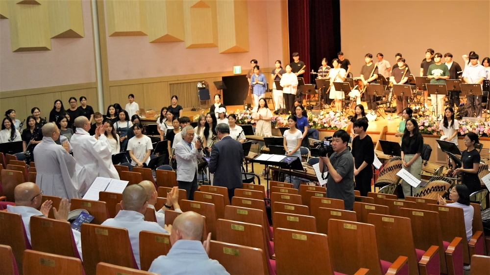 집행위원들은 연석회의에 앞서 동국대에서 막바지 연습에 한창인 국악전공 대학생들을 격려하는 특별한 시간을 가졌다.