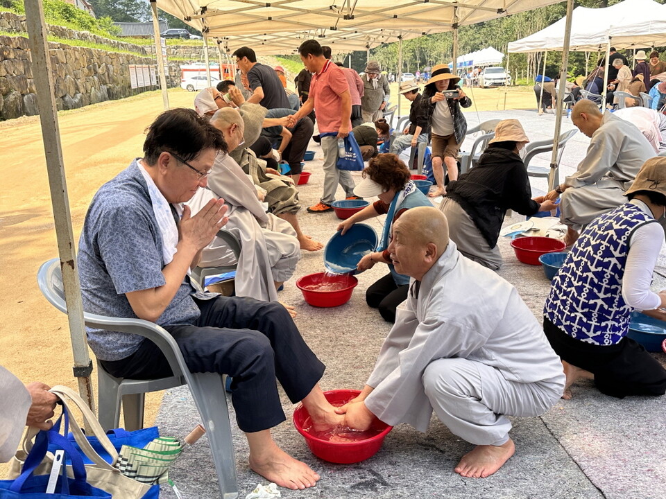 최치원문학관 관장 정우스님이 주윤식 중앙신도회장의 발을 씻겨줬다.