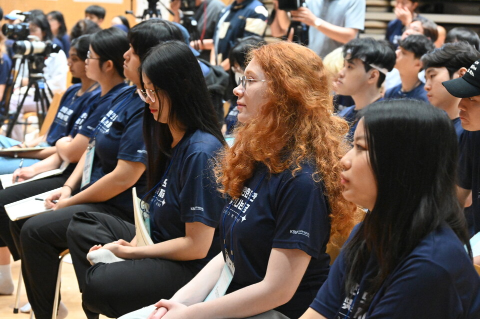 영캠프에 참여한 외국인 학생이 총무원장 스님 법문을 듣고 있다.