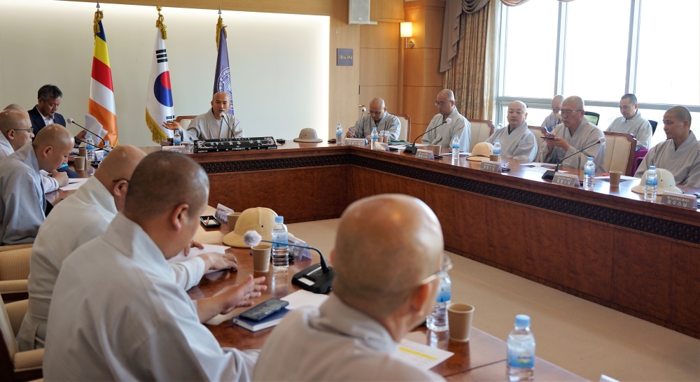 대학생전법위 집행위원장 원명스님이 회의를 진행하고 있다.