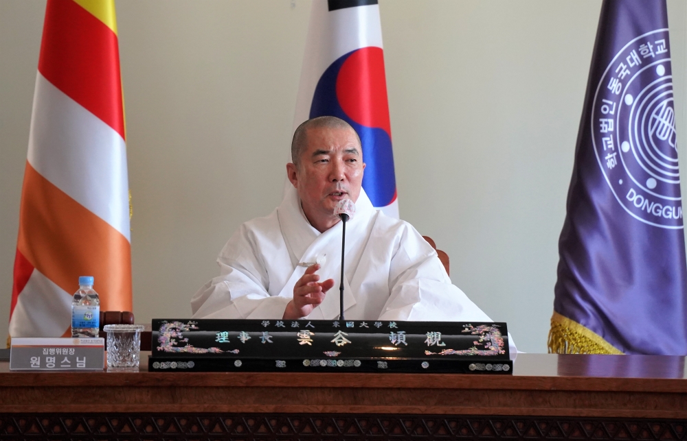 대학생전법위원장 돈관스님이 인사말을 하고 있다.