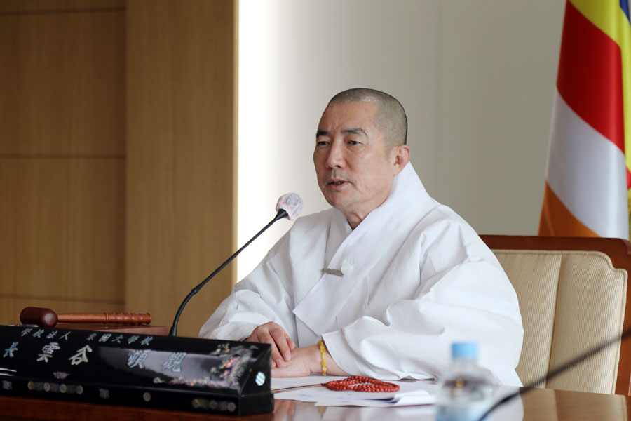 동국대 건학위원장 돈관스님(학교법인 동국대학교 이사장)이 8월9일 열린 제17차 건학기본기관장 회의에서 인사말을 하고 있다. 돈관스님은 건학이념 구현과 대학생 전법의 중요성을 강조했다.