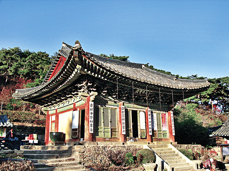강화 전등사는 제1회 삼랑성역사문화사진공모전을 연다. 국가지정문화재 보물인 전등사 대웅보전.
