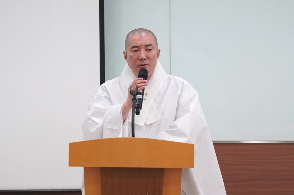 대학생전법위원장 돈관스님이 인사말씀을 하고 있다.