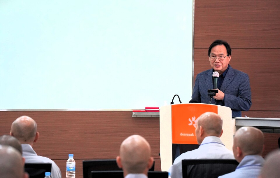 김응철 중앙승가대 교수가 주제 발표하고 있다.