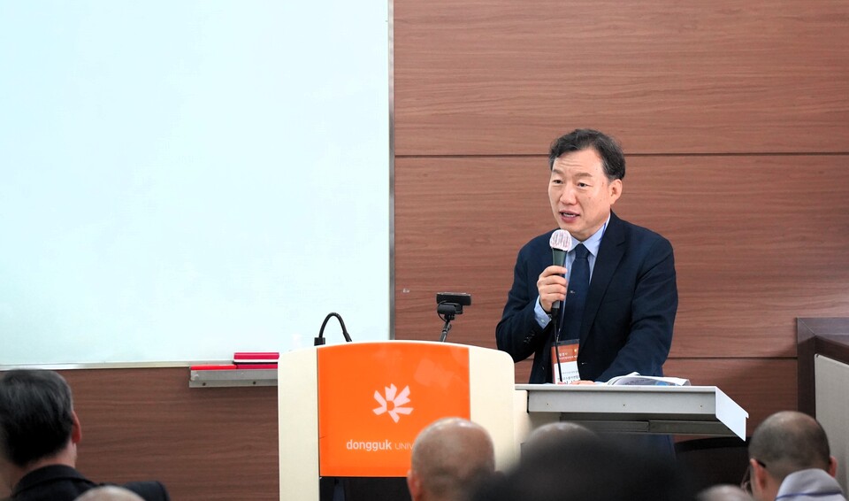 이상훈 교수불자연합회장이 주제 발표하고 있다.