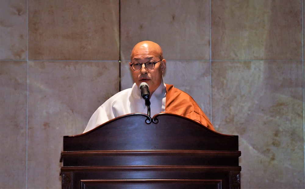 총무원장 진우스님이 치사를 하고 있다.