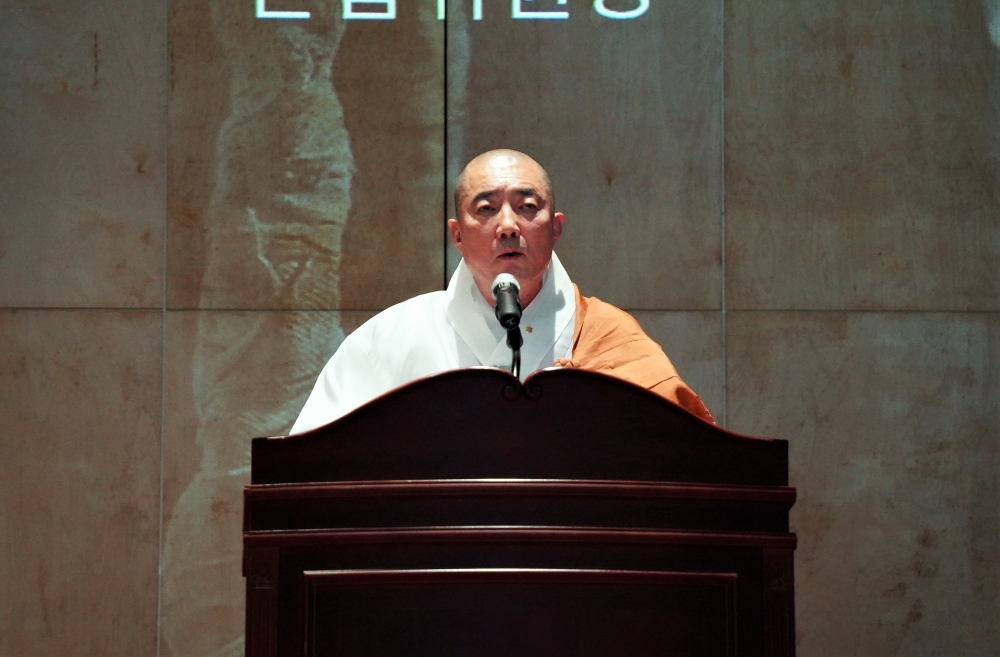 대학생전법위원장 돈관스님이 인사말씀을 하고 있다.