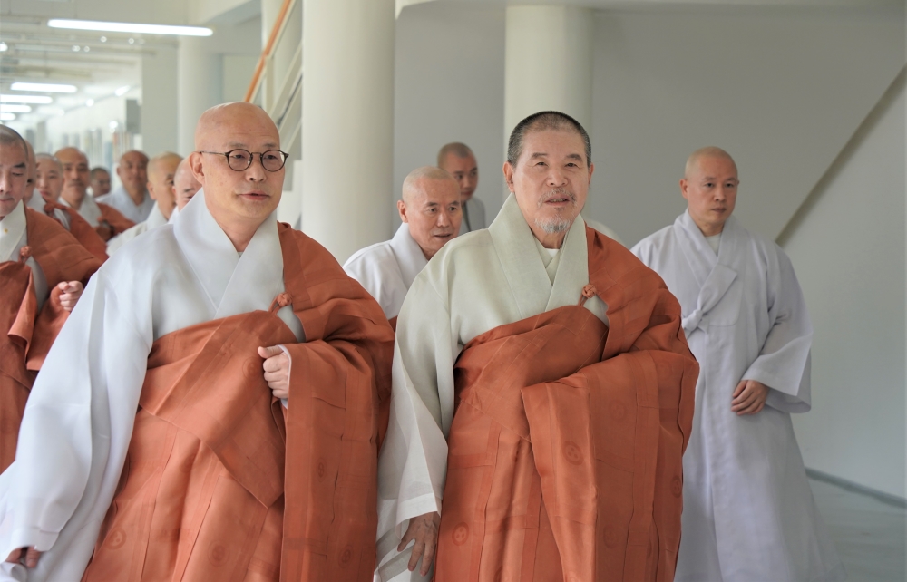 총무원장 진우스님과 상월결사 회주 자승스님이 행사장으로 함께 입장하고 있다.