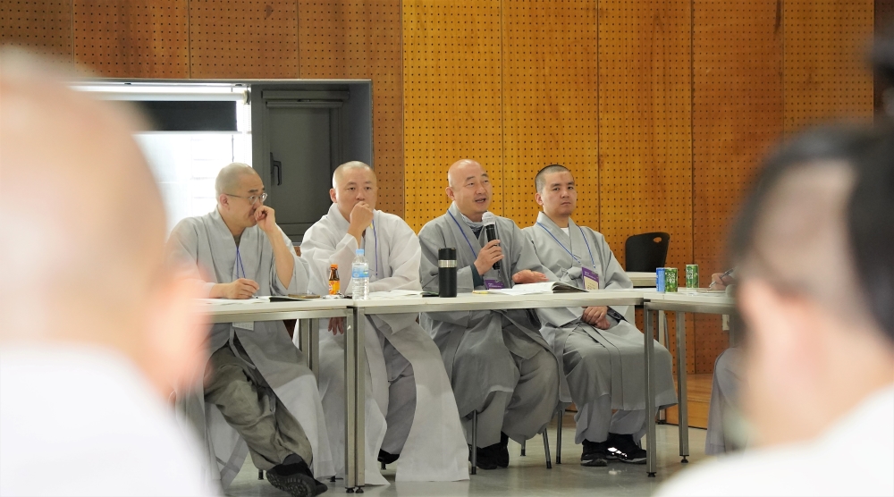 2차 토론도 시종일관 진지하게 진행됐다.