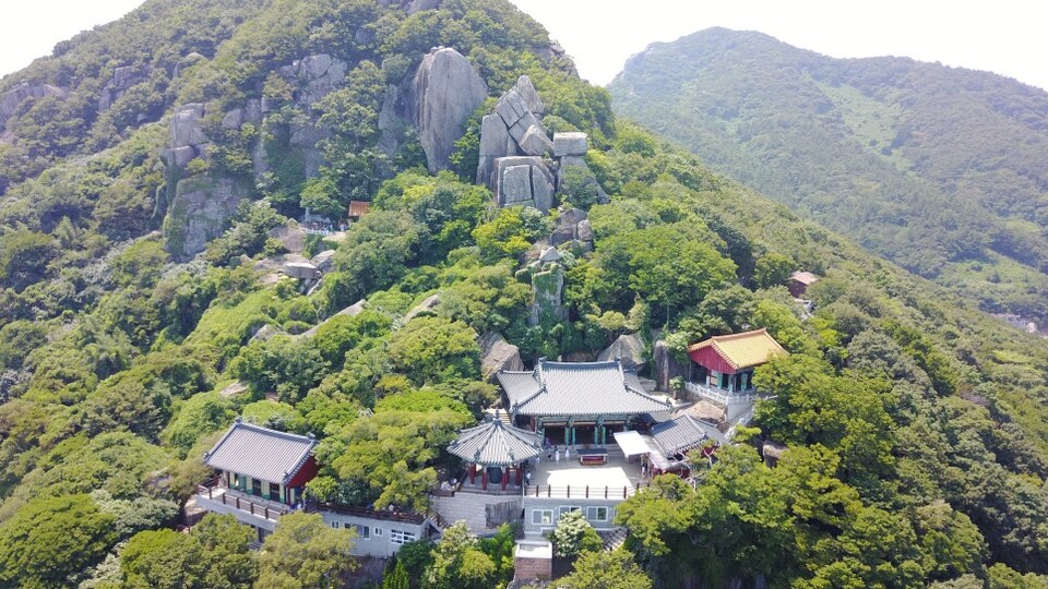 명승으로 지정된 여수 금오산 향일암 전경