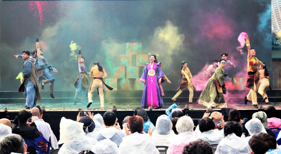 월정사가 10월13일부터 15일까지 경내 일원에서 ‘오대산 문화축전-위대한 여정’을 연다. 사진은 지난해 10월 열린 오대산 문화축전에서 개막 공연으로 선보인 뮤지컬 ‘리파카 무량’ 공연 모습.