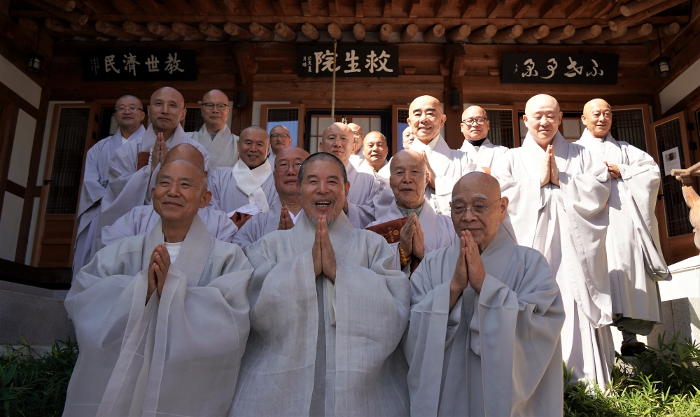 현판식 후 자리를 함께한 스님들.