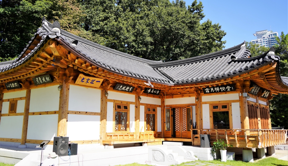 상월선열당 바깥에 걸린 현판들.