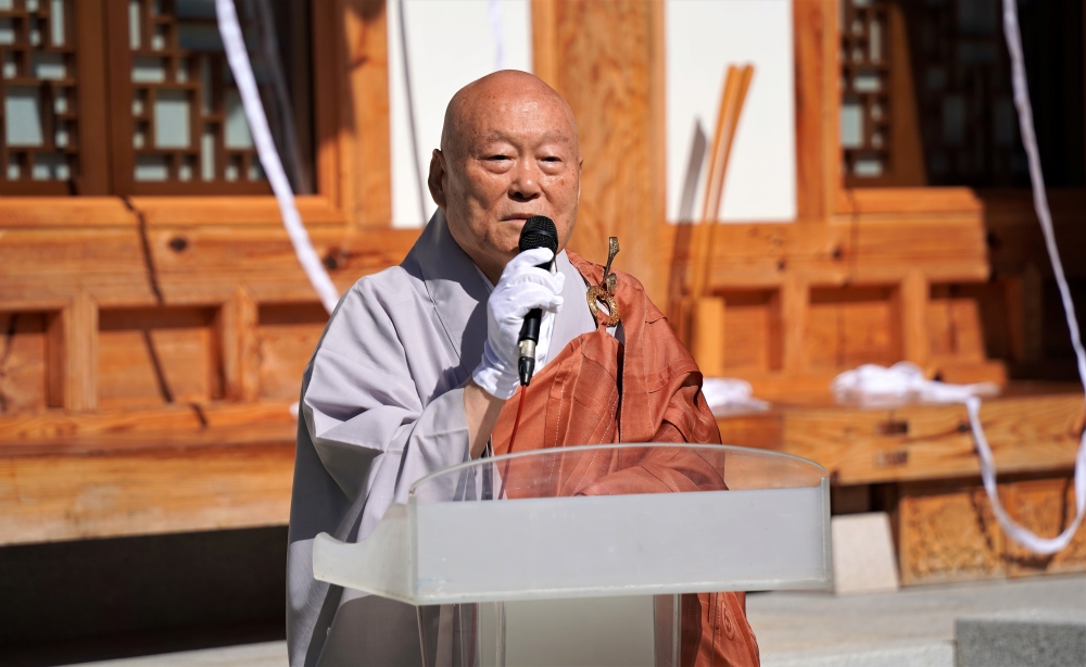 팔공총림 방장 의현대종사가 인사말씀을 하고 있다.