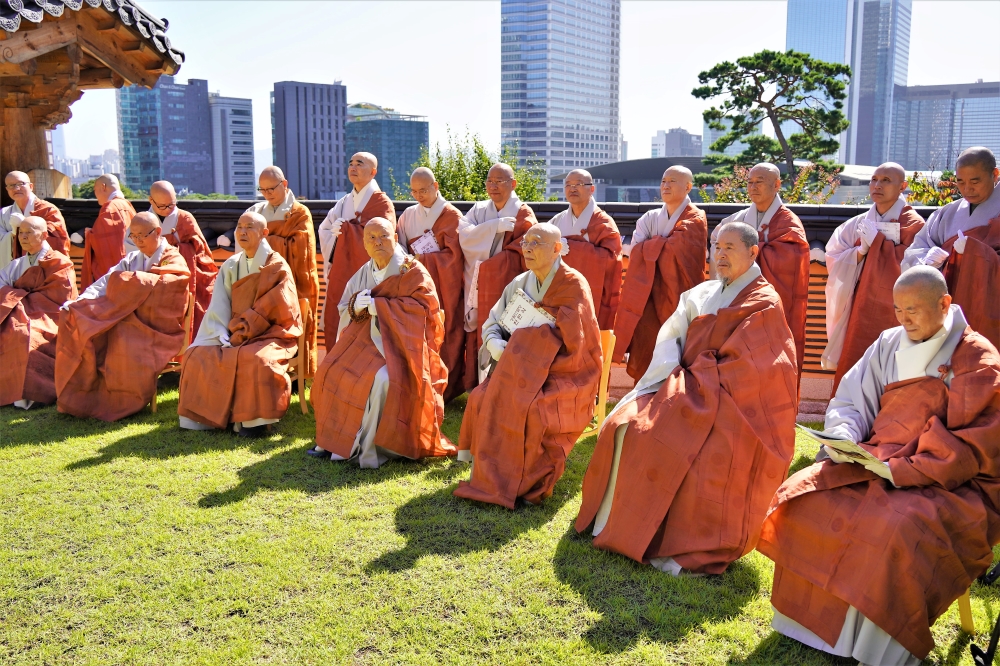 역대 종정예하와 인연 있는 스님들이 모였다.