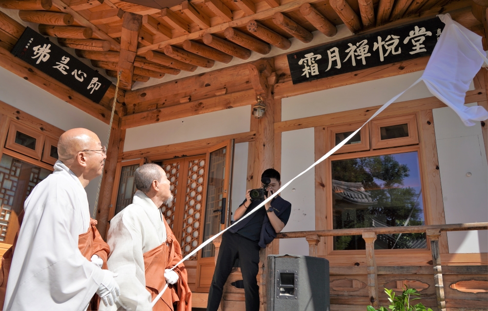 현판식을 하고 있는 스님들.