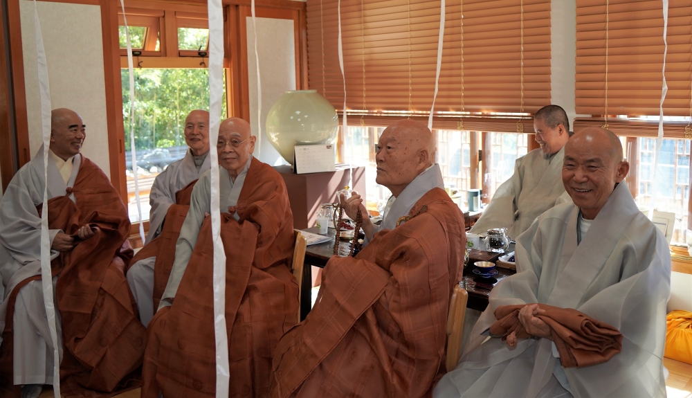 현판식 전 담소를 나누고 있는 스님들.