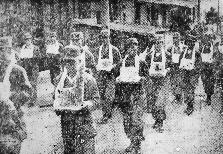 부산 범어사에 안치되어 있던 서울 출신 전몰장병 27위가 태고사(현 조계사)로 옮겨지고 있다. 1953년 7월4일자 에 실린 사진.