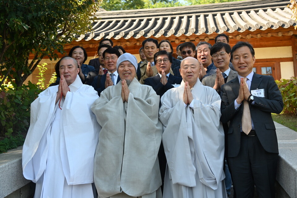 구생원 앞에서 돈관스님, 상월결사 회주 자승스님, 봉은사 주지 원명스님, 이상훈 교불련 회장과 회원들