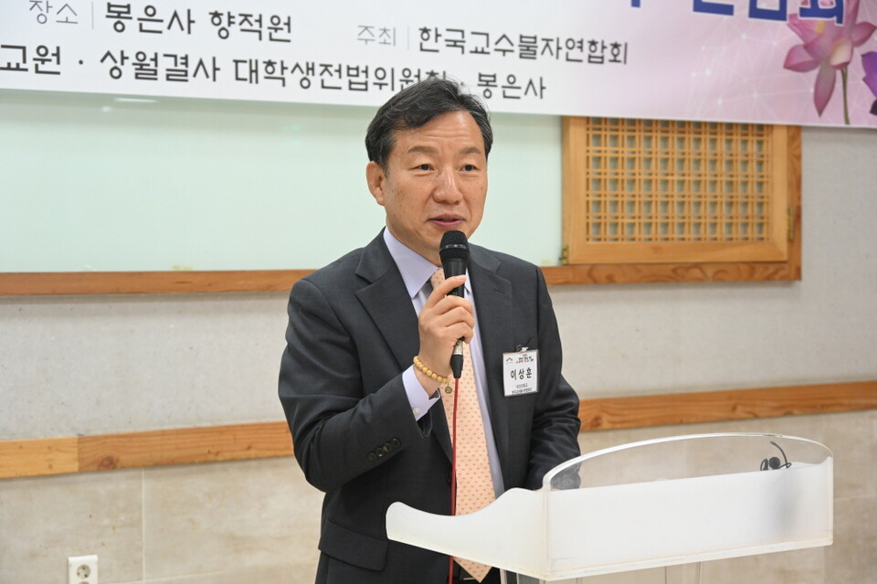 이상훈 회장이 인사말을 하고 있다.