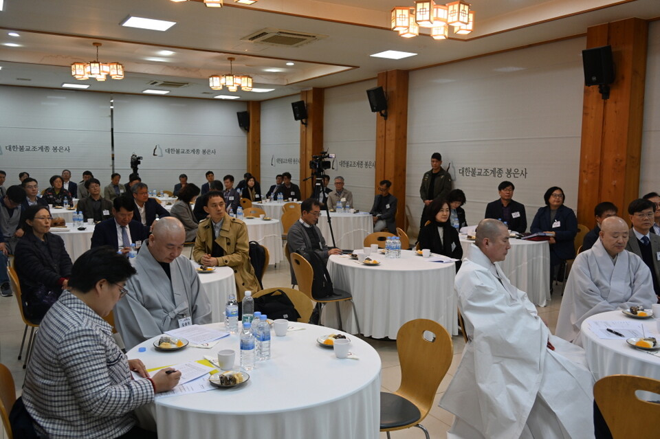 발제를 경청하는 교불련 회원과 스님들.