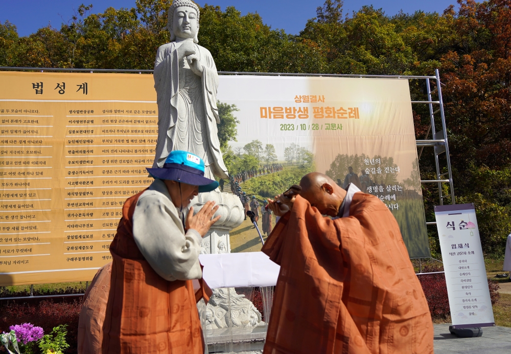 상월결사 회주 자승스님이 고운사 주지 등운스님에게 죽비를 전달하고 있다.