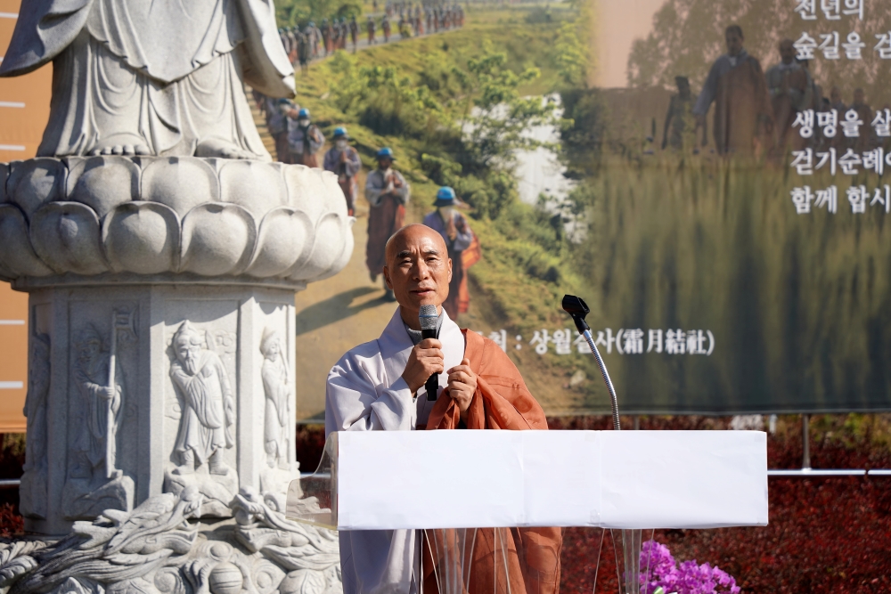 고운사 주지 등운스님이 환영인사를 하고 있다.