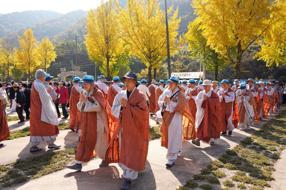 고운사 법계도림을 도는 상월결사 평화순례단 사부대중.